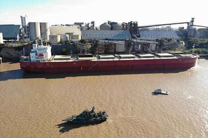 El buque MV CECI, con bandera de Islas Marshall, amarrado en el muelle de Vicentín en el puerto de San Lorenzo, Santa Fe