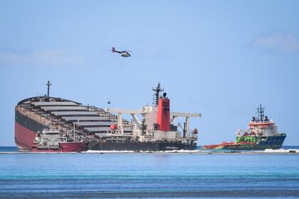 El buque MV Wakashio, perteneciente a una empresa japonesa pero de bandera panameña, que encalló y provocó una fuga de petróleo se ve cerca del Parque Marino Blue Bay en el sureste de Mauricio el 11 de agosto de 2020