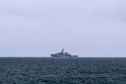 El buque patrullero de alta mar HMS Tamar de la Armada Británica patrulla las aguas frente a la isla de Jersey