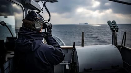 El buque patrullero HSwMS Carlskrona vigila un buque de carga frente a la costa sueca, como parte de la misión Centinela del Báltico de la OTAN