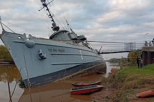 Un buque museo con una rica historia corre riesgo de hundimiento por la bajante del Río Paraná