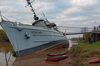 Un buque museo con una rica historia corre riesgo de hundimiento por la bajante del Río Paraná