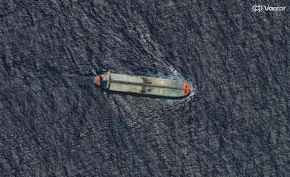 El buque petrolero Skipper, que fue tomado recientemente por el ejército de Estados Unidos frente a las costas de Venezuela, visto mientras navega en dirección suroeste a unos 33 kilómetros al norte de Guadalupe, en el sur del mar Caribe, el viernes 12 de diciembre de 2025. (©2025 Vantor vía AP)