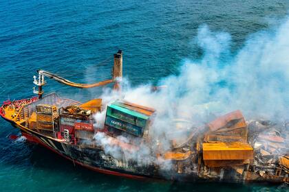 El buque portacontenedores arrasado por un incendio durante 13 días frente a Colombo se hunde con varios cientos de toneladas de petróleo en sus depósitos