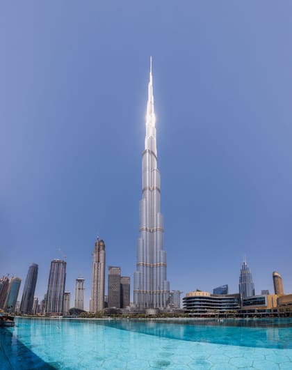 El Burj Khalifa es el edificio más alto del mundo y mide 828 metros de altura