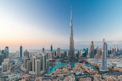 El Burj Khalifa es el edificio más alto del mundo y mide 829,8 metros de alto