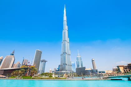 El Burj Khalifa or Khalifa Tower de Dubai quedará en un segundo escalón en cuanto su longitud, pero no su altura (Archivo)