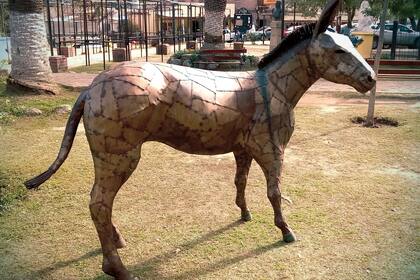 El burro creado por Basilio Del Valle Celli tuvo como destino la plaza de San Javier, Córdoba. El artista considera que esa escultura es su mejor obra.