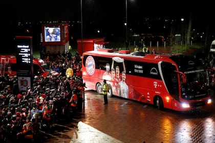 El bus de Bayern Munich, llegando al estadio de Liverpool.
