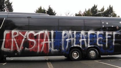 El bus de Crystal Palace, atacado por error por sus propios hinchas