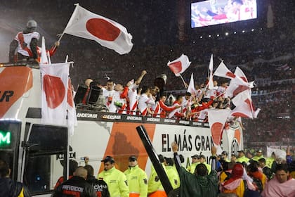 El bus de River, con las banderas de Japón