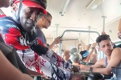 El bus transporta hasta 60 pasajeros por viaje y más de 2000 personas por día