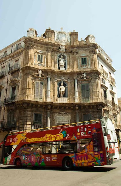 El bus turístico que recorre las calles de Palermo en Sicilia.