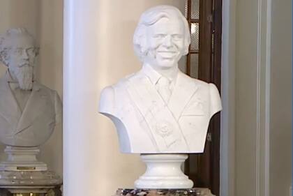 El busto de Carlos Menem que está en Casa Rosada