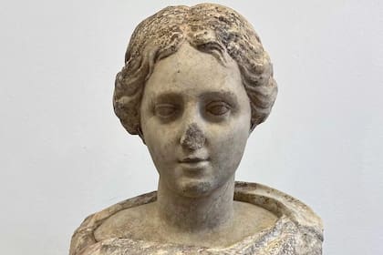 El busto de la mujer romana es de mármol y a pesar de su nariz, está en perfecto estado