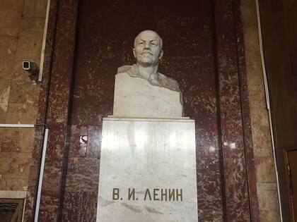 Un busto de mármol de Lenin en la estación de subterráneo Teatralnaya