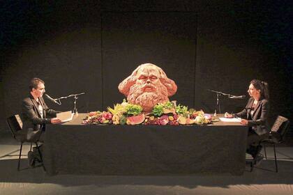 El busto de Marx asiste, entre verduras y frutas, a la performance de García Wehbi y Maricel Alvarez