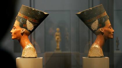 El busto de Nefertiti, esposa del faraón Akenatón, en el Museo Egipcio de Berlín