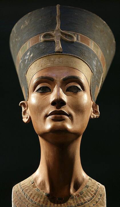 El busto de Nefertiti, esposa del faraón Akenatón, en el Museo Egipcio de Berlín
