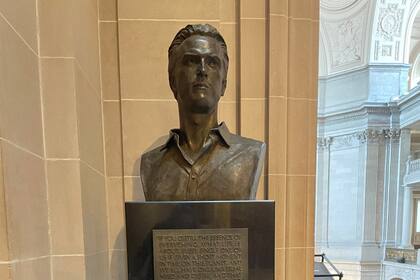 El busto de Newsom, realizado por Bruce Wolfe, fue completado en 2018 con el respaldo de donantes privados, según fuentes oficiales
