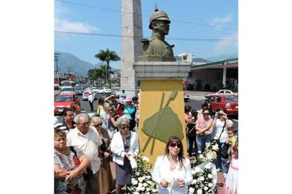 El busto del capitán Arnaud adorna una de las calles principales de su ciudad natal, Orizaba, en el estado de Veracruz. Esta foto muestra un momento del evento con el que en 2015 conmemoraron el centenario de su muerte