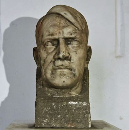 El busto de Hitler está fechado en 1942