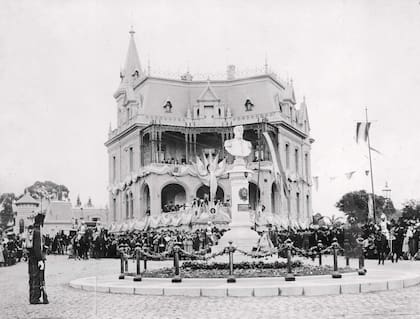 El busto que Antonio Santa María encargó al escultor italiano Luigi Fontana fue inaugurado el 28 de mayo de 1899.