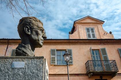 El busto que conmemora a Cesare Pavese en Santo Stefano Belbo, su pueblo natal