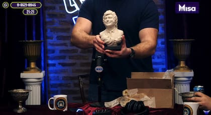 El busto que Javier Milei le regaló al Gordo Dan