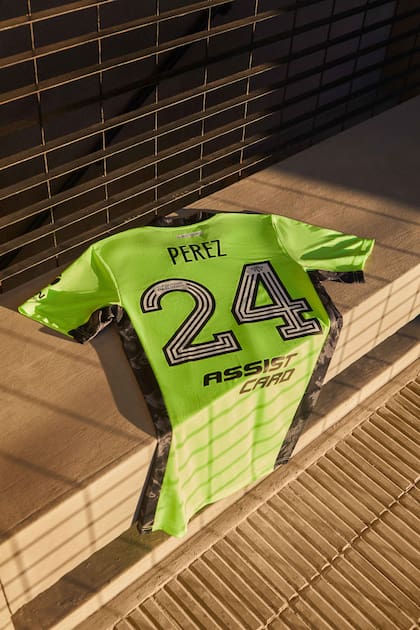 El buzo de arquero de Enzo Pérez, con el número 24, ya está a la venta para los fanáticos de River.