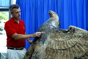 La historia del águila de bronce de los nazis que Uruguay deberá vender para pagarles a dos hermanos