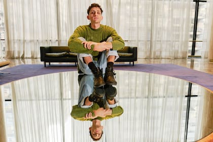 El buzo verde que tiene Iván Hochman, que llevó al primer ensayo de La piedra oscura en el San Martín, es el mismo que usaba su padre treinta años atrás en el mismo teatro