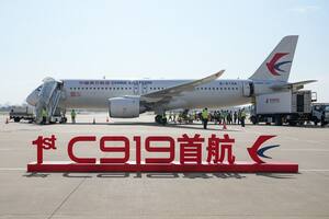 El primer avión de pasajeros hecho en China tuvo su vuelo inaugural