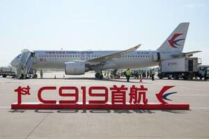 El primer avión de pasajeros hecho en China tuvo su vuelo inaugural