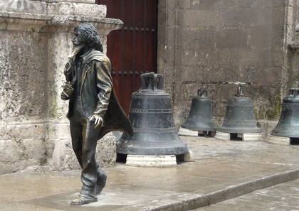 El Caballero de París fue esculpida en bronce por el artista santiaguero José Villa Soberón, en homenaje a uno de los personajes más conocidos y emblemáticos que circularon por La Habana: José María López Lledín, verdadero nombre de este cubano por adopción.