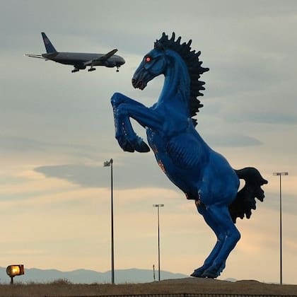 El caballo azul Mustang es una de las figuras que trae teorías conspirativas al aeropuerto de Denver (Instagram/@viewingmag)