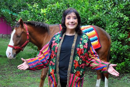 El caballo de la foto es uno de los tantos que pastan en la casa de Ludovica en Traslasierra.