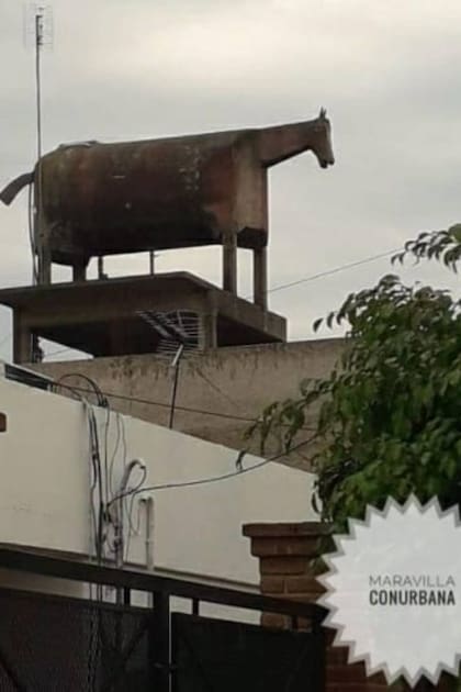 El "caballo de Troya", ubicado en algún punto del barrio San Jorge, en Florencio Varela