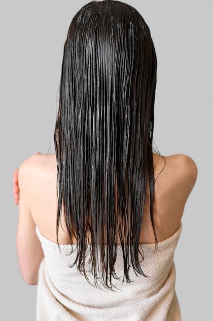 El cabello húmedo es más quebradizo y sensible (Foto: Freepik)
