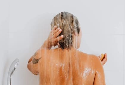 El cabello húmedo es mucho más propenso a quebrarse Foto: Pexels.