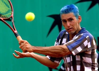 El cabello pintado, la remera con un creativo diseño... Charpentier, con un estilo inconfundible, jugando Roland Garros 2000; hoy, a los 50 años, vive en Italia
