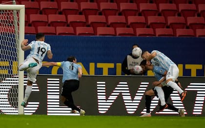 El cabezazo de Guido Rodríguez, tras un centro de Lionel Messi, significó la victoria argentina frente a Uruguay por 1-0, por la Copa América