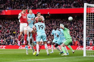 Arsenal ganó y se acerca al título prohibido: el canto de la hinchada que sorprende al mundo