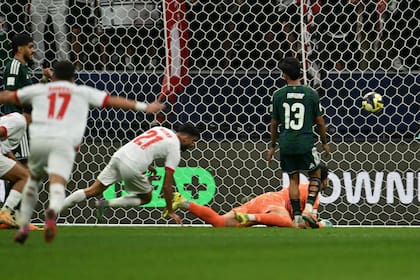 El cabezazo de Nizar Al Rashdan se transforma en el gol del triunfo de Jordania para ser finalista en la Copa Árabe