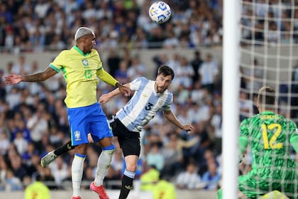 El cabezazo de Tagliafico ante la marca de Wesley y la mirada de Bento: el defensor se lamentó por no haber podido anotarle a Brasil en una noche histórica