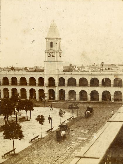 El Cabildo de Tucumán, con su torre y reloj, fue demolido en 1908 para construir la Casa de Gobierno.