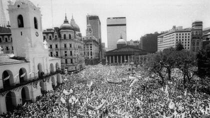 El cabildo en primer plano y la plaza repleta en la llegada de la democracia en 1983