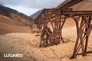El cable carril tiene nueve estaciones y trepa a más de 4600 m de altura.