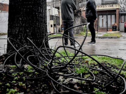El cable en el que se enredó el motociclista que murió