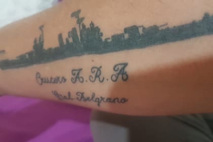 El cabo segundo Oscar Vasquez, que naufragó 33 horas luego de hundimiento del General Belgrano cuando tenía 18 años, lleva en su brazo el tatuaje del crucero.